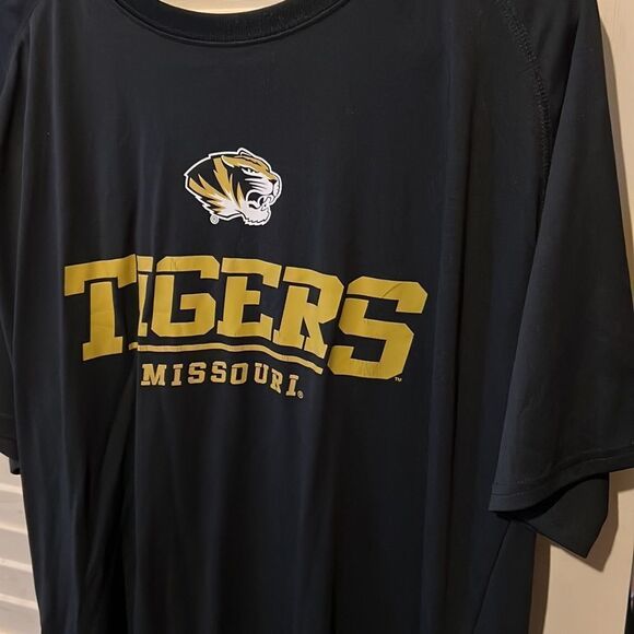 Majestic section 101 size large, Missouri Tigers, short sleeve shirt - Picture 4 of 4